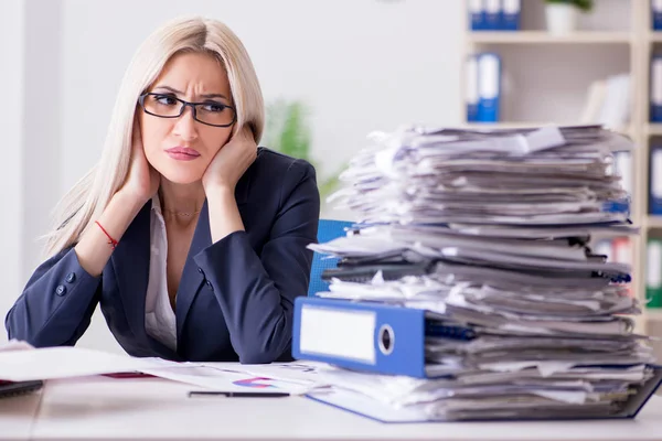 Empresaria ocupada trabajando en la oficina en el escritorio — Foto de Stock