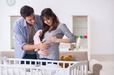 Genç ebeveynler ilk bebeklerini bekliyorlar.