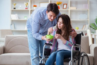 Genç bir aile birbirine göz kulak oluyor.