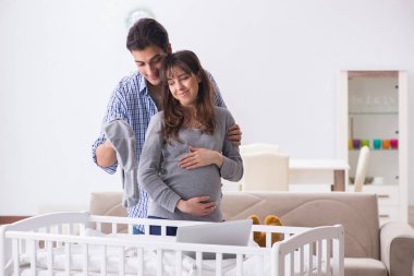 Genç ebeveynler ilk bebeklerini bekliyorlar.