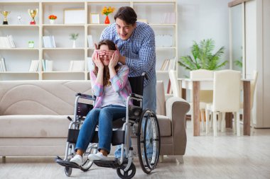 Genç bir aile birbirine göz kulak oluyor.