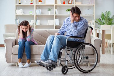 Tekerlekli sandalyedeki çaresiz kişi