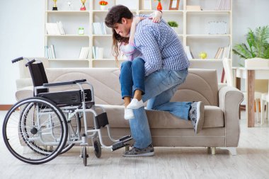 Genç bir aile birbirine göz kulak oluyor.