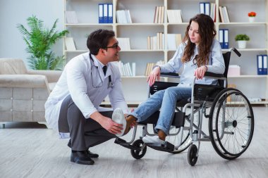 Tekerlekli sandalyedeki hasta düzenli kontrol için doktoru ziyaret ediyor.