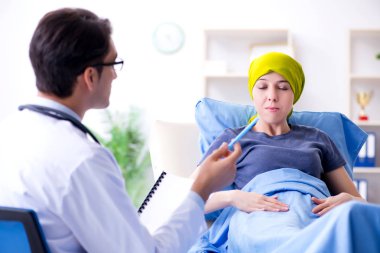 Clini 'de tıbbi konsültasyon için doktoru ziyaret eden kanser hastası.