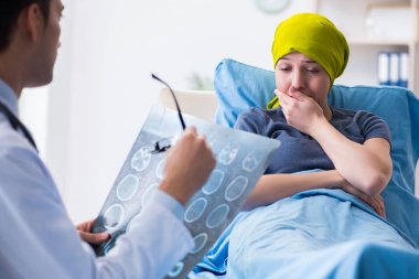 Clini 'de tıbbi konsültasyon için doktoru ziyaret eden kanser hastası.