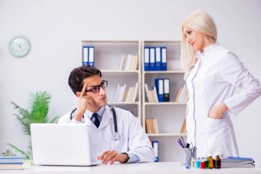 Erkek ve kadın doktor hastanede tartışıyorlar.