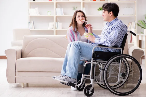 Jonge familie die voor elkaar zorgen — Stockfoto