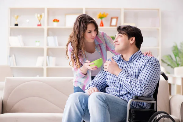 Jonge familie die voor elkaar zorgen — Stockfoto