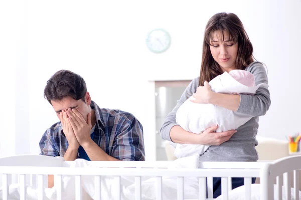 Papá joven no puede soportar al bebé llorando — Foto de Stock