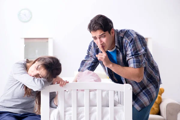 Young dad cannot stand baby crying — Stock Photo, Image