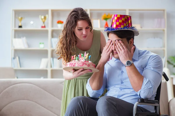 Ung familj firar födelsedag med handikappade — Stockfoto