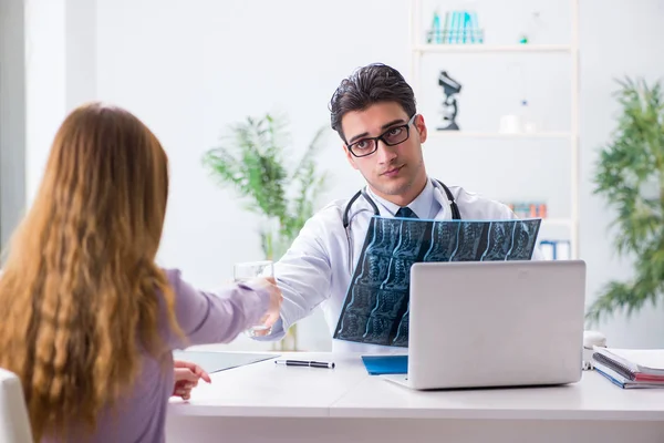 Läkare undersöker röntgenbilder av patienten — Stockfoto