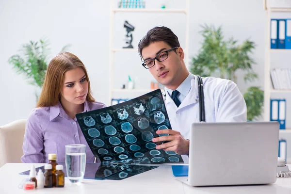 Médico examinando imágenes de rayos X del paciente — Foto de Stock