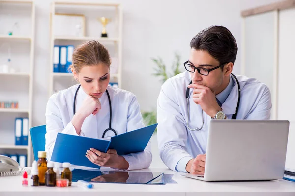 Ärztin und Mann diskutieren im Krankenhaus — Stockfoto