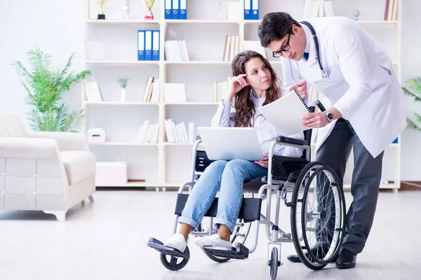 휠체어를 타고 정기 검진을 받기 위해 의사를 방문하는 장애 환자 — 스톡 사진