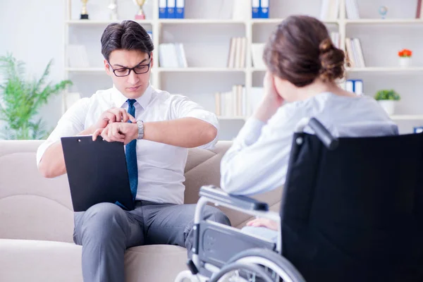 Paciente que visita al psicoterapeuta para lidiar con las consecuencias del tr — Foto de Stock