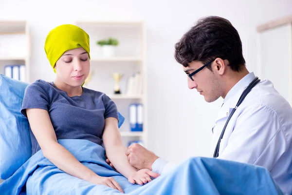 Krebspatient zum Arztbesuch in Kliniken — Stockfoto