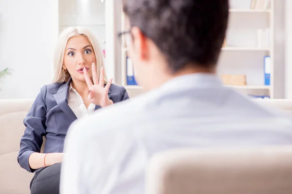 Junge Frau besucht Psychiater zum Arztbesuch — Stockfoto