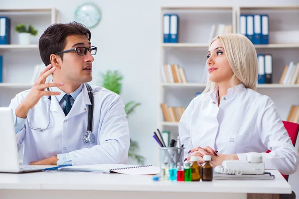 Ärztin und Mann diskutieren im Krankenhaus — Stockfoto