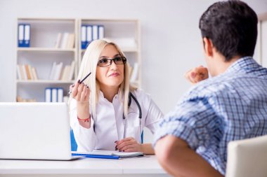 Hastanedeki hasta muayene için doktoru ziyaret ediyor.