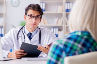 Hastanedeki hasta muayene için doktoru ziyaret ediyor.