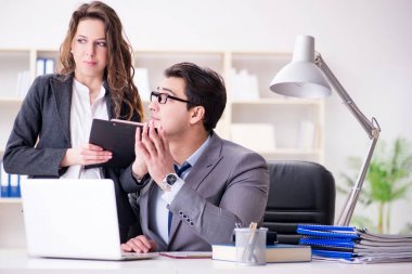 Görevde erkek ve kadınla cinsel taciz kavramı