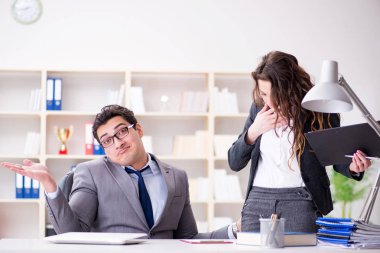 Görevde erkek ve kadınla cinsel taciz kavramı