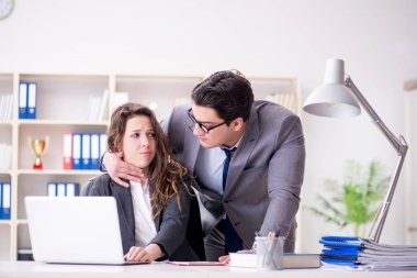 Görevde erkek ve kadınla cinsel taciz kavramı