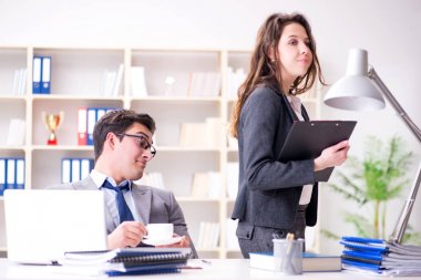 Görevde erkek ve kadınla cinsel taciz kavramı