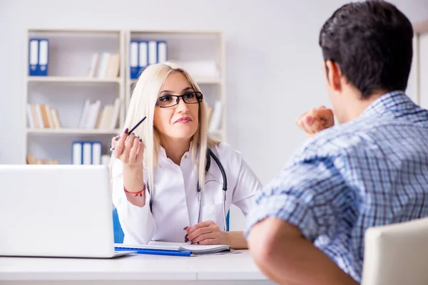 Patientbesök läkare för medicinsk kontroll på sjukhus — Stockfoto