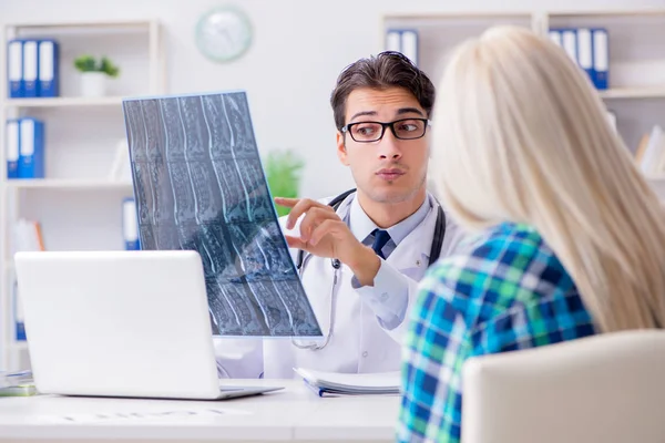 Läkare undersöker röntgenbilder av patienten — Stockfoto