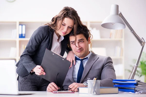 Concept de harcèlement sexuel avec l'homme et la femme au bureau — Photo