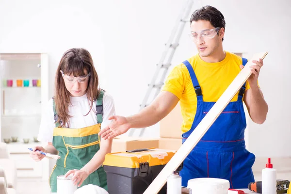 Ahşap atölyesinde kadın marangozluk ipuçlarını açıklayan adam