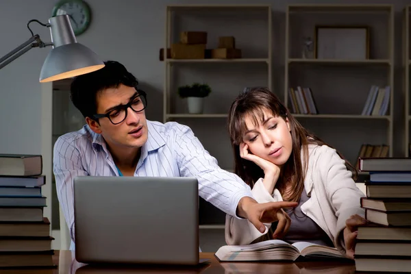 Dois estudantes que estudam tarde preparando-se para exames — Fotografia de Stock