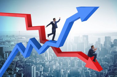 Büyüme ve gerileme grafikleriyle iş adamı
