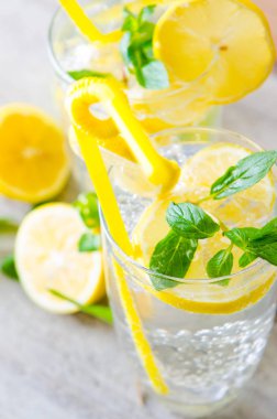 Bir bardak limonlu mojito ve saman içmek.