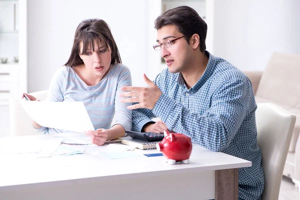 Pareja joven mirando los papeles de finanzas familiares — Foto de Stock