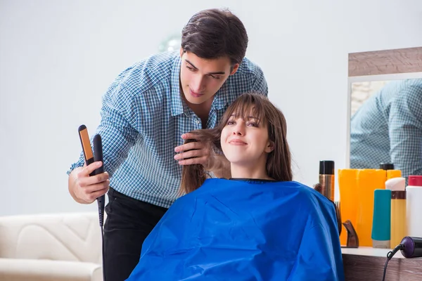 Férfi férfi fodrász csinál frizura a nő — Stock Fotó
