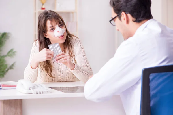 Männlicher Arzt spricht mit Patient nach Nasenoperation — Stockfoto