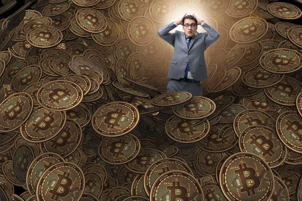 Affärsman faller i slukhål av cryptocurrency bitcoin — Stockfoto