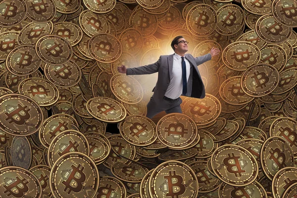 Empresário caindo em sumidouro de criptomoeda bitcoin — Fotografia de Stock