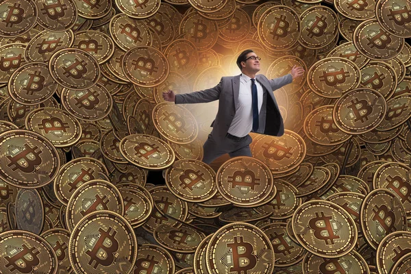 Geschäftsmann stürzt in Kryptowährung Bitcoin — Stockfoto