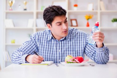 Kilo vermek için özel diyet programındaki adam