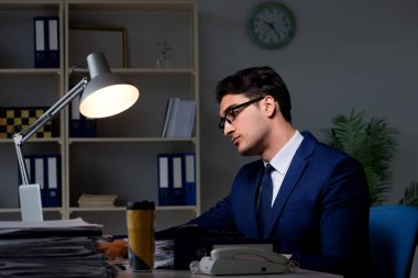 İşçi önemli bir teslimatı bitirmek için geç saatlere kadar çalışıyor.