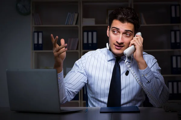 Operatore di call center che parla con il cliente durante il turno di notte — Foto Stock