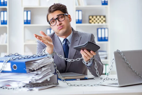 Funcionário ocupado acorrentado à sua mesa de escritório — Fotografia de Stock