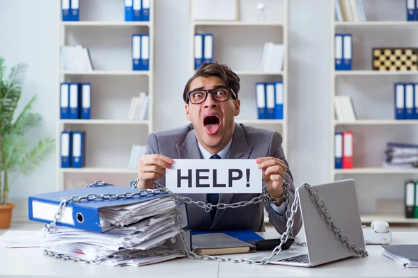 Funcionário ocupado acorrentado à sua mesa de escritório — Fotografia de Stock