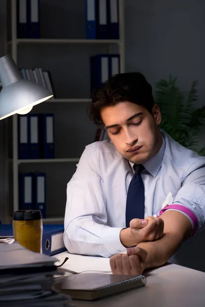 Employee relieving stress from overtime with drugs narcotics — Stock Photo, Image