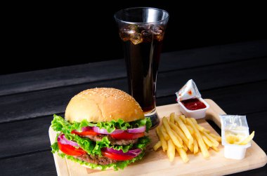 Hamburger ekmeğin içinde fast food konseptiyle servis edilir.